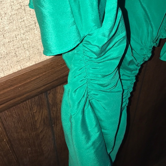 Never worn BEBE cold shoulder keyhole front top - Picture 5 of 7